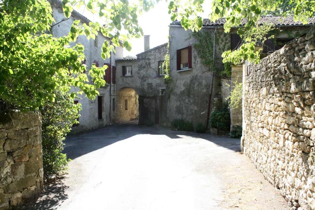 Proche Uzes Le Cocon Du Peintre Anglais Sanilhac-et-Sagries Exterior photo