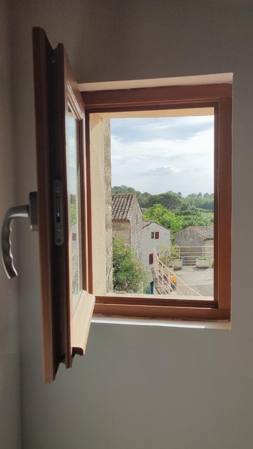 Proche Uzes Le Cocon Du Peintre Anglais Sanilhac-et-Sagries Exterior photo