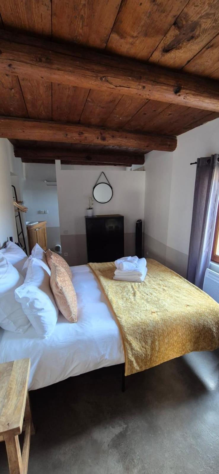 Proche Uzes Le Cocon Du Peintre Anglais Sanilhac-et-Sagries Exterior photo