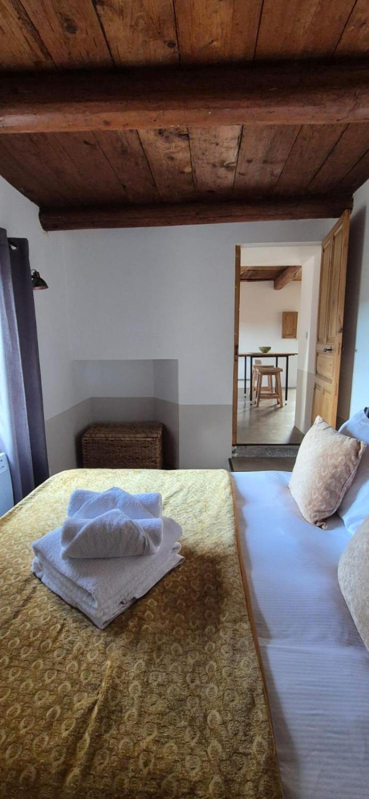 Proche Uzes Le Cocon Du Peintre Anglais Sanilhac-et-Sagries Exterior photo