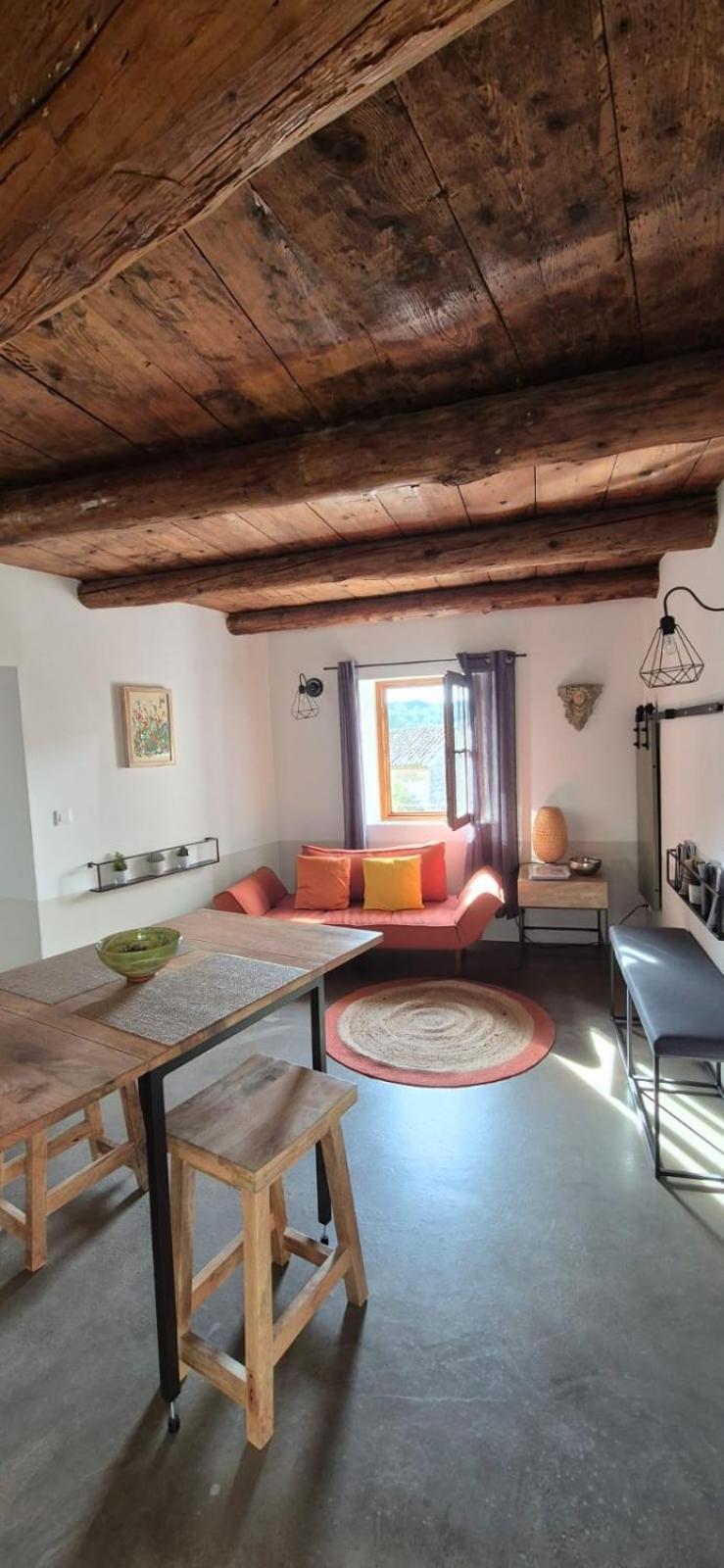Proche Uzes Le Cocon Du Peintre Anglais Sanilhac-et-Sagries Exterior photo