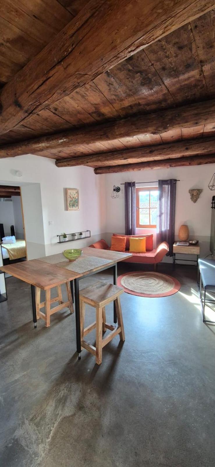 Proche Uzes Le Cocon Du Peintre Anglais Sanilhac-et-Sagries Exterior photo